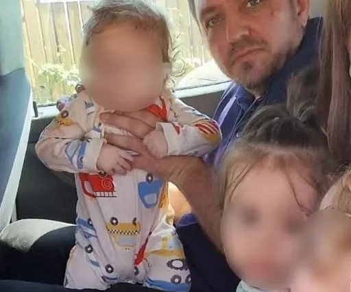 Cruzimea unor părinți a zguduit o întreagă comunitate. Trei bebeluși, abandonați singuri într-o casă