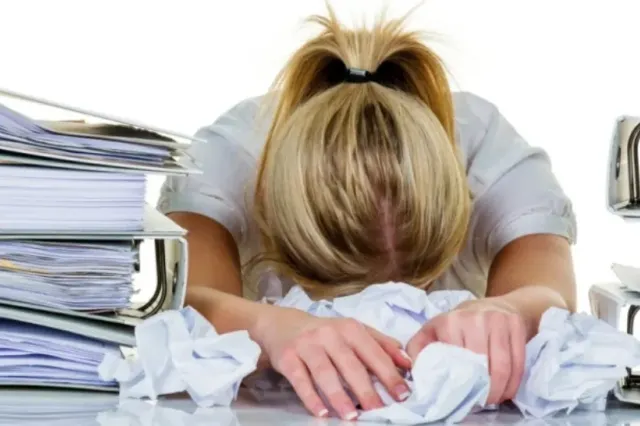 9 semne ca ești epuizată emoțional. Multe sunt confundate cu alte afecțiuni