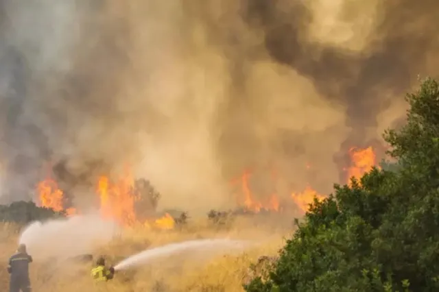 Un nou incendiu de vegetație a izbucnit în Creta. Zeci de pompieri intervin, iar riscul rămâne foarte ridicat în mai multe insule din Grecia