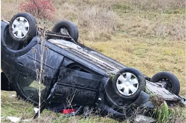 Accident grav în Constanța. Patru persoane au fost rănite, iar o mașină s-a răsturnat și a luat foc