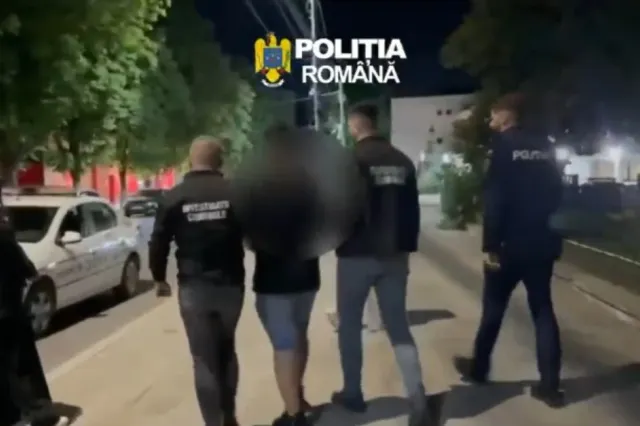 Doi tineri din Medgidia, reținuți după ce au amenințat un bărbat și i-au distrus mașina și poarta