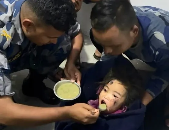 Salvare miraculoasă în Nepal. O fetiță de 6 ani a fost scoasă vie din noroi după trei zile și trei nopți – VIDEO