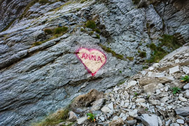 Cine este bărbatul care a vandalizat stânca de pe Transfăgărășan cu mesajul „ANNA”. Riscă mii de lei amendă