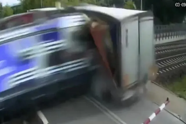 Un TIR blocat între bariere a fost spulberat de tren