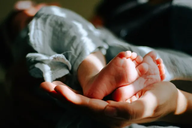 România pierde populație într-un ritm alarmant. Într-o singură lună au murit cu peste 5.000 de oameni mai mulți decât s-au născut