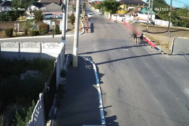 Doi copii, la un pas de tragedie în Constanța. Au trecut cu bicicletele printre barierele coborâte, cu câteva secunde înaintea trenului