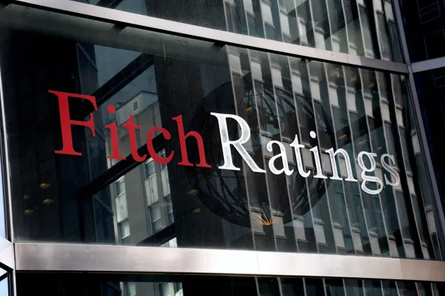 Agenția de rating Fitch, avertisment dur: România riscă să ajungă în categoria „junk” dacă criza politică se prelungește