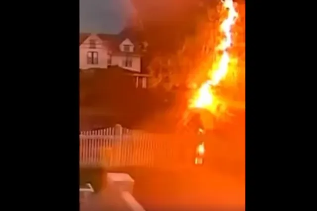 Un bărbat a fost lovit de fulger în fața casei. Imagini șocante