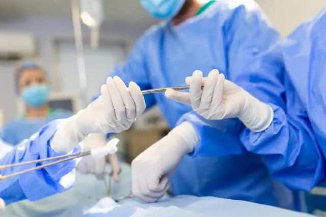 Brăila: Tumoră de 10 kilograme extirpată din abdomenul unui bărbat de 56 de ani. Organele vitale fuseseră împinse în partea stângă a abdomenului