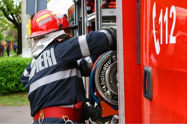 Incendiu într-un apartament din Roman. Doi copii au ieșit singuri din locuință, iar un bărbat a fost evacuat de pompieri