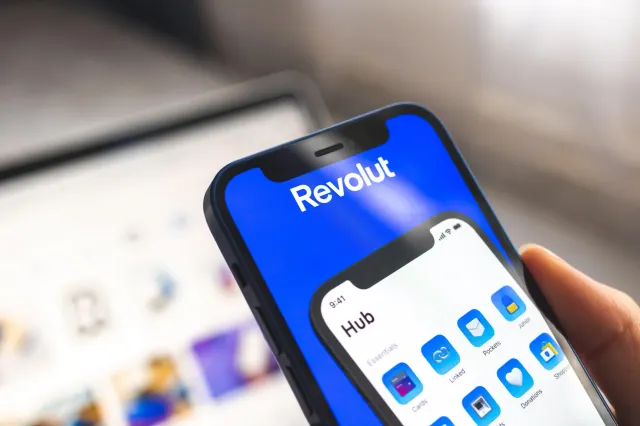 Revolut a transmis datele a 680 de clienți unor escroci. Hackerii au folosit adresa unei prefecturi din Italia