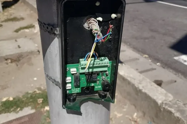 Semafoare pentru pietoni vandalizate la Filiași. DRDP Craiova a depus plângere penală: „Pot pune vieți în pericol”
