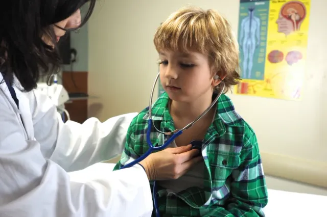 Aberațiile corectitudinii politice: Băiat de 13 ani, pus să semneze o declarație că nu este însărcinat, înainte de o radiografie la spital