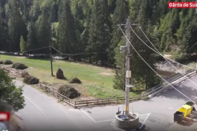 Stâlp de electricitate lăsat în mijlocul drumului. Șoferii se plâng de situație