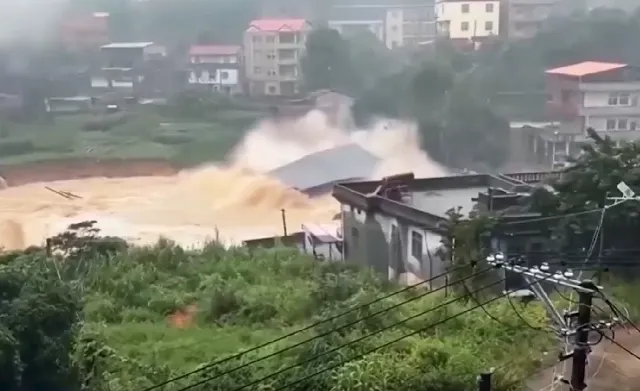 Un nou taifun a lovit China: blocuri dărâmate și mașini luate de ape