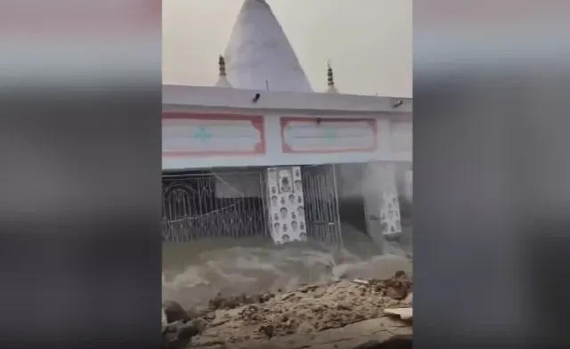 Imagini șocante în India. Un templu istoric s-a prăbușit în fluviu