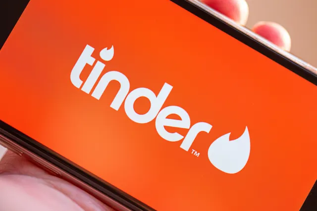 Relație începută pe Tinder, transformată într-o alertă de securitate la NATO. Un ofițer spaniol a fost trimis înapoi în țară