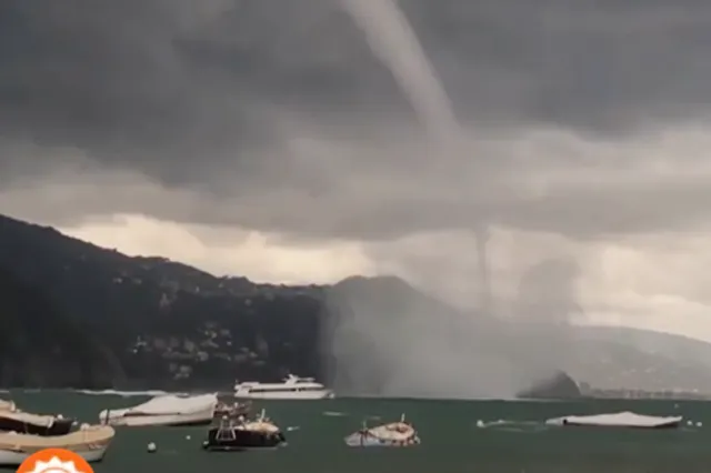 O tornadă uriașă a apărut din senin în Italia. Turiștii au privit îngroziți cum vârtejul trecea pe lângă bărci