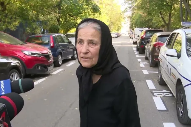 Oamenii din blocul din Rahova își caută bunurile sub dărâmături. „Așa se procedează? Să demolezi și după să chemi proștii să își adune lucrurile?”