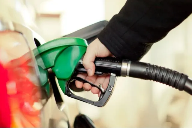 Legea carburanților riscă să favorizeze marile companii petroliere în detrimentul distribuitorilor independenți, iar riscul cel mai mare este să crească prețul la pompă pentru consumatorul final