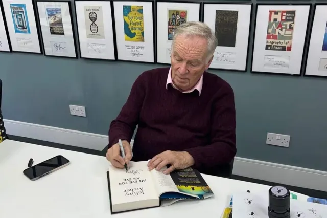 Doliu în lumea scriitorilor: a murit Jeffrey Archer. Ultimul său roman este lansat astăzi