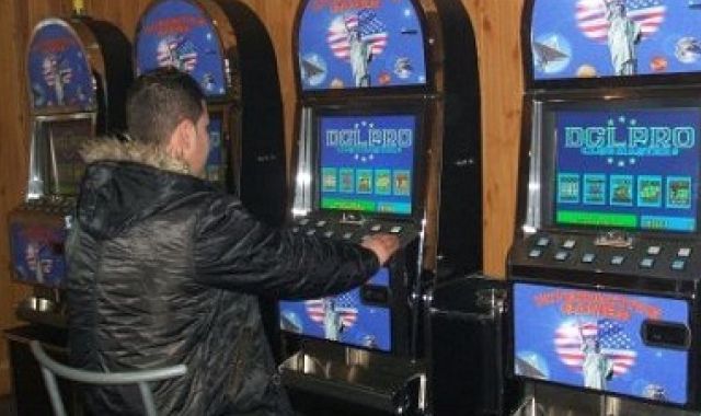 Taxe uriașe pentru păcănele în Târgu Jiu: primăria vrea să impună 1.000 de lei pe mp, în timp ce AUR cere interzicerea totală!