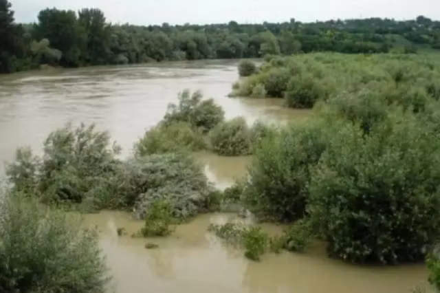 Misiune contracronometru în județul Dâmboviţa. Pompierii intervin pentru salvarea unui bărbat surprins de o viitură