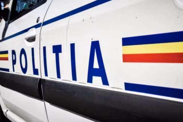 Scandal într-un club: în centru se află doi polițiști, anchetați după ce au dansat pe mese și au provocat un incident soldat cu o tânără rănită