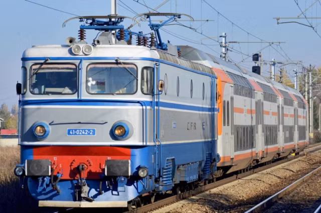Circulația feroviară blocată în județul Timiș din cauza unei defecțiuni la o locomotivă: mai multe garnituri, afectate