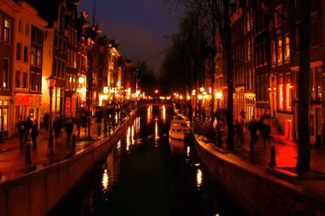De ce dispar, de fapt, reclamele la carne și combustibili fosili din Amsterdam. Adevăratul motiv nu are legătură cu religia