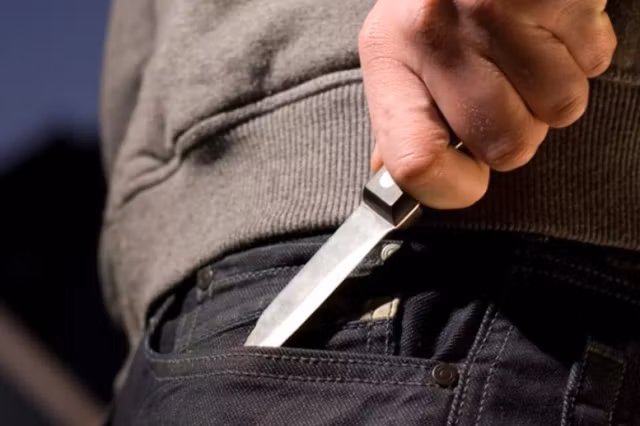 Adolescent arestat după ce a înjunghiat un tânăr de 17 ani în plină stradă: de la ce a pornit conflictul