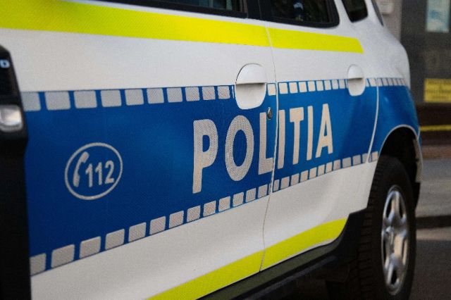 Femeie de 29 de ani, salvată în ultimul moment după ce a încercat să se arunce de la etajul 3 al unui bloc din Sectorul 6