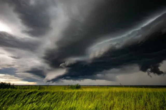 Meteo 16 mai 2026. Alertă de vreme rea: Weekend cu ploi torențiale și vijelii în România!