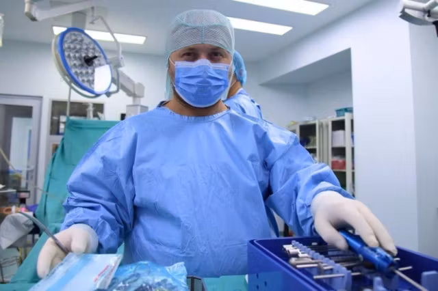 Fără precedent. Un chirurg a operat un bărbat chiar pe stradă, unde fusese înjunghiat în inimă