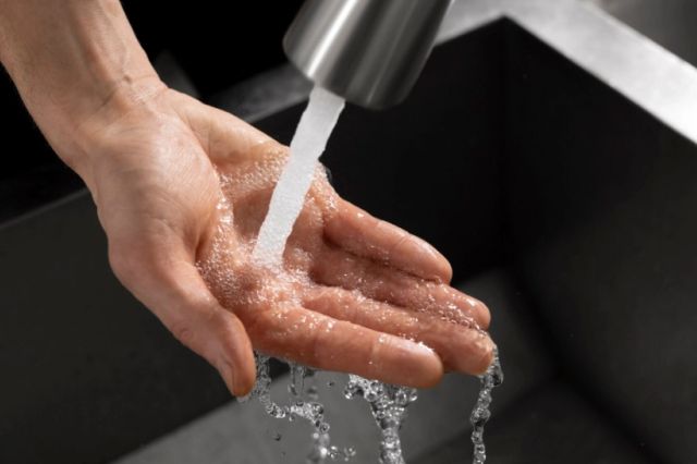 Temperatura apei contează: de ce să eviți apa rece când te speli pe față