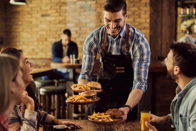 Paradoxul HoReCa în 2026: Restaurante pline, dar pe marginea prăpastiei. De ce riscă 25% dintre localuri falimentul?