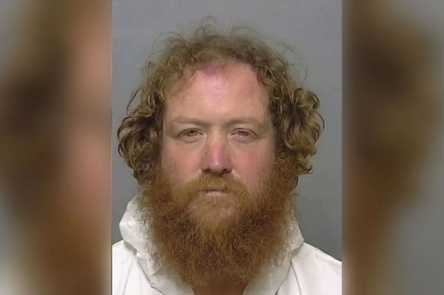 Atac armat în Florida: femeie împușcată în gât în fața casei, suspectul s-a ascuns în piscină