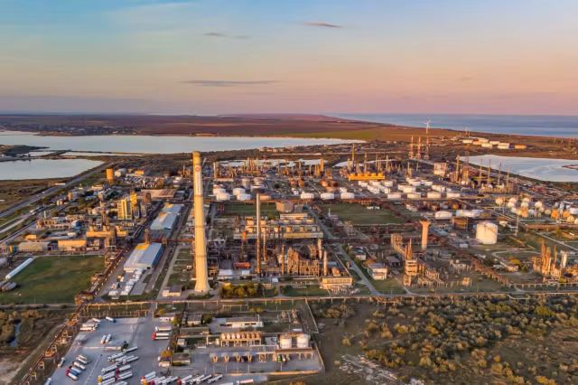 Rompetrol vine cu explicații după aglomerația de la Petromidia: „Stocurile de carburanți sunt peste medie”