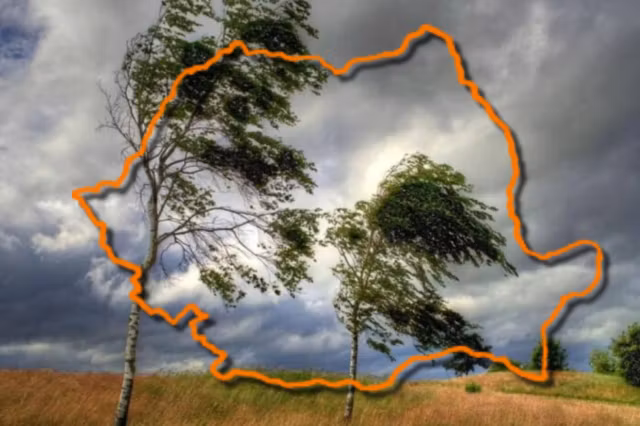 Alertă meteo, cod galben și portocaliu de vijelii în toată țara. Vremea se schimbă radical după temperaturile de vară