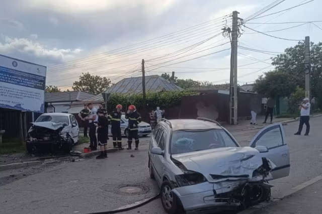 Accident grav în Huși: intervenție de urgență după o coliziune între două autoturisme. Cinci persoane au fost implicate