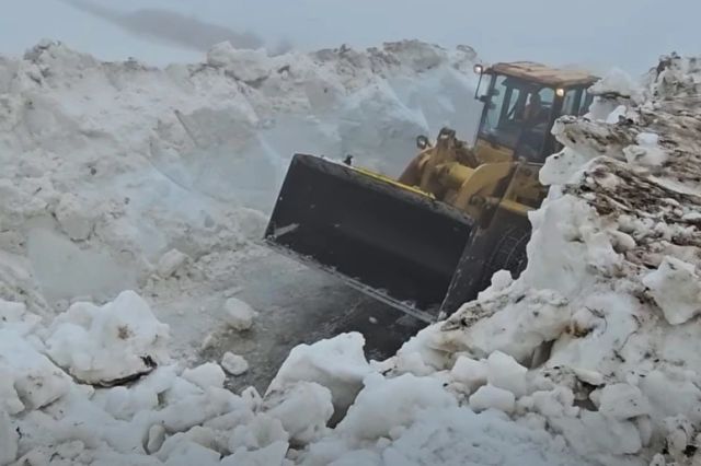 În mijlocul lui mai, utilajele de deszăpezire se luptă cu nămeți de 5 metri. O porțiune de drum rămâne închisă - VIDEO
