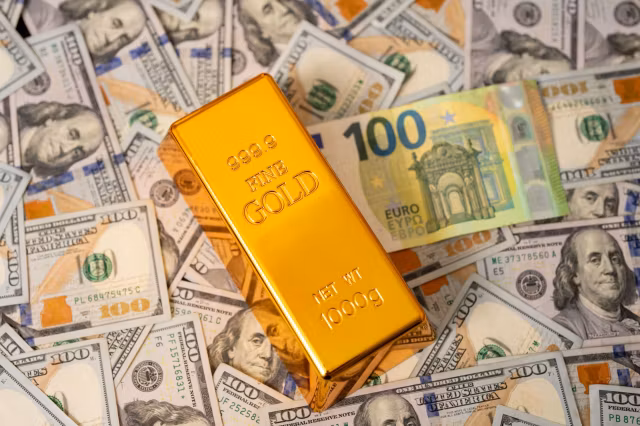 Leul, în scădere liberă: euro și dolarul ating noi recorduri. Cu cât se vinde gramul de aur
