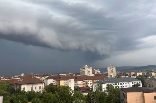 Cod portocaliu de vreme rea în 3 județe din țară. ANM: în sudul țării sunt averse puternice și rafale de vânt