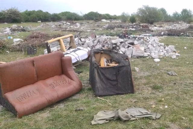 Garda de Mediu a descoperit depozite ilegale de deșeuri în Arad. Primăria, obligată să curețe peste patru hectare de teren