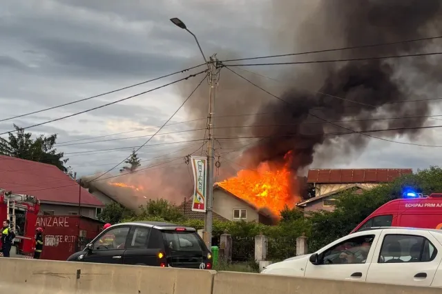 Incendiu violent la Săftica. Pompierii intervin, trafic îngreunat spre Ploiești - FOTO