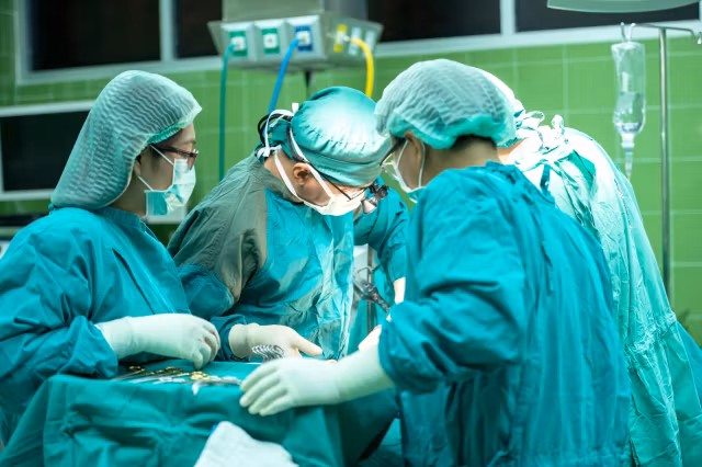 Scandal uriaș la Spitalul Municipal Câmpulung Moldovenesc! Doi medici, reținuți pentru luare de mită