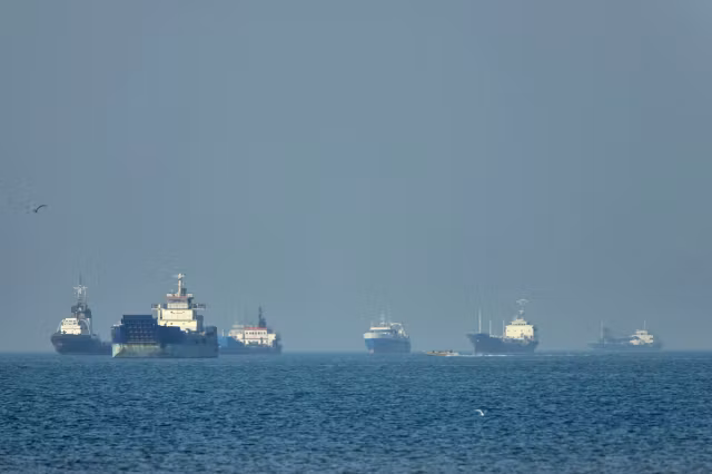 Două state din Golf accelerează proiecte uriașe pentru a ocoli Strâmtoarea Ormuz. Petrolul caută rute alternative în plin haos energetic