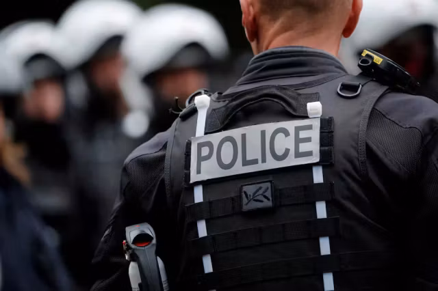 Incident grav în Franța: un bărbat înarmat cu două cuțite a fost împușcat mortal de poliție, după ce și-a atacat vecinii