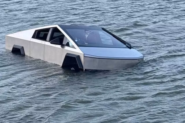 Experiment periculos: un șofer și-a băgat intenționat Tesla într-un lac pentru a testa dacă „plutește”