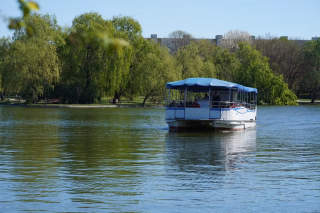 Vaporașul „Alexandru Ioan Cuza" revine pe lacul IOR cu plimbări gratuite până în august
